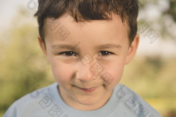孩子孩子男孩肖像户外脸复古的风格在户外自然