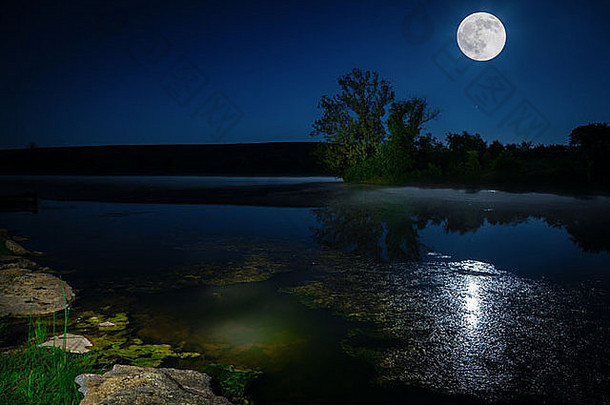 完整的月亮不断上升的湖