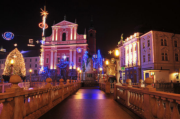 卢布尔雅那桥梁方济会修士教堂背景装饰圣诞节年假期