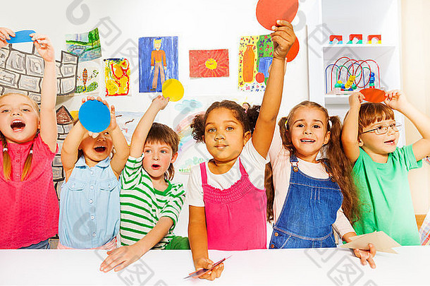 集团快乐男孩女孩幼儿园持有颜色纸板形状相机