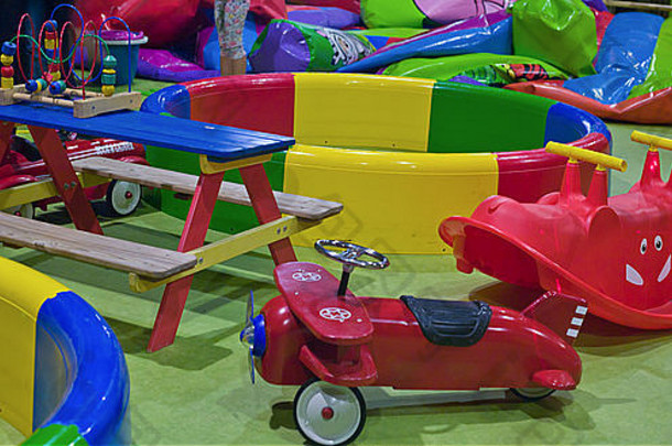 塑料玩具在室内学前教育幼儿园色彩斑斓的玩具区域