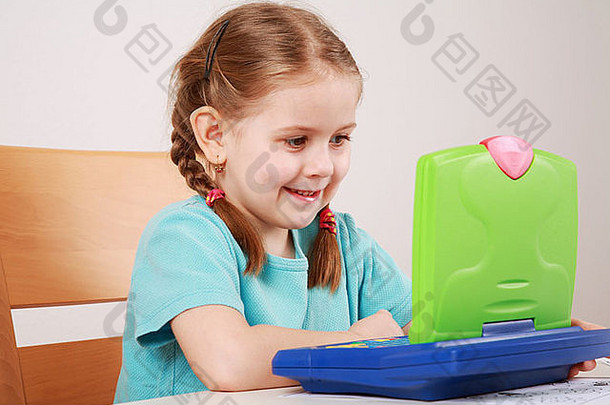 可爱的女孩玩电脑