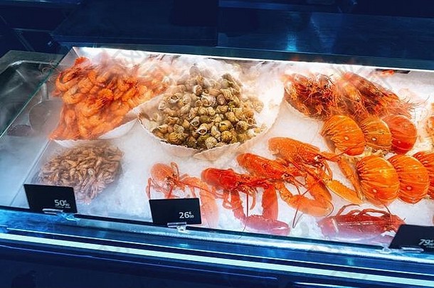 新鲜的海鲜虾小龙虾龙虾出售市场健康的地中海美味概念
