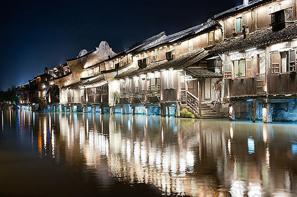 晚上场景传统的村建筑河乌镇小镇浙江省中国