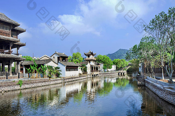 传统的白色中国人房子反映了宁静的运河hengdian世界工作室hengdian中国