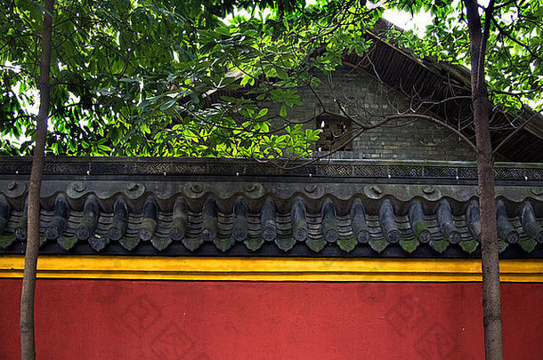 红色的黄色的墙屋顶瓷砖巴罗光闪亮的宝佛教寺庙成都四川中国前面寺庙