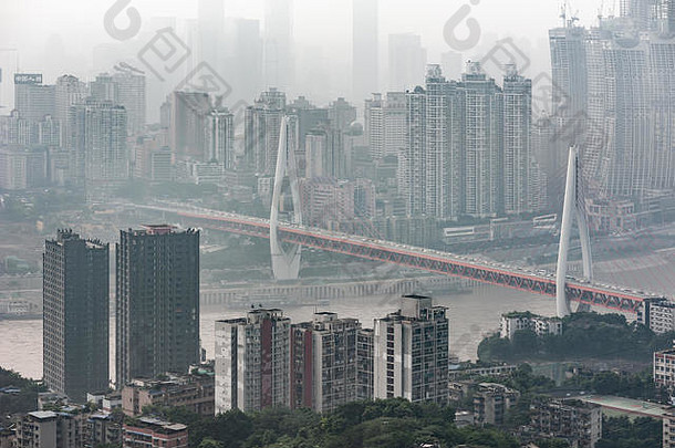 重庆中国6月天际线空中视图城市雾