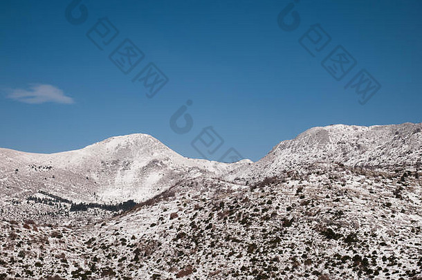 山biokovo克罗地亚完整的雪阳光明媚的冬天一天
