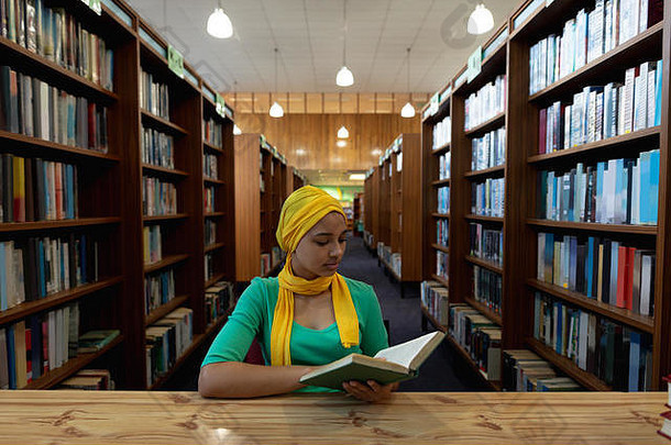 年轻的女人研究图书馆