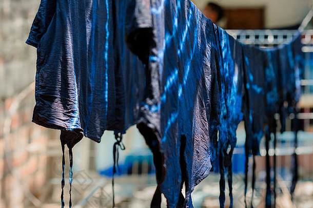 indigo-dyed服装加工过的染料浴挂晾衣绳服装车间圣地亚哥nonualco萨尔瓦多