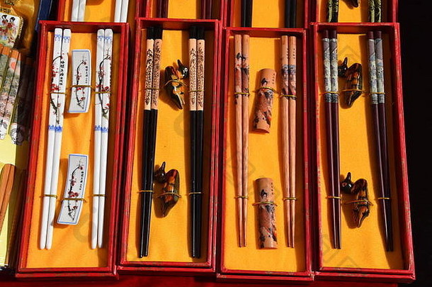 典型的色彩斑斓的中国人筷子装饰字符市场摊位在香港香港中国