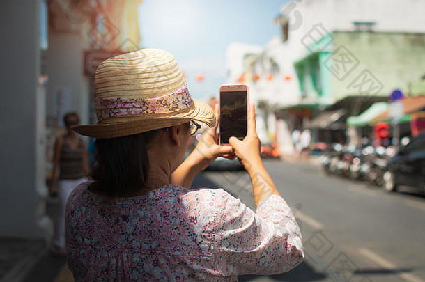 女人旅行者休闲衣服采取图片thalang路模糊中国葡萄牙语风格建筑阳光视图普吉岛