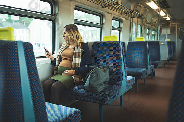 怀孕了女人移动电话旅行火车