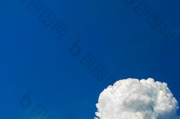毛茸茸的密集的白色云清洁蓝色的天空右下角角落里图片