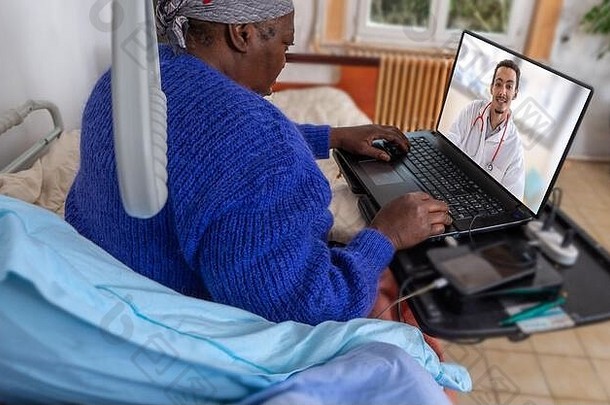 女商人继续在家办公时间首页住院治疗保持床上互联网咨询医生
