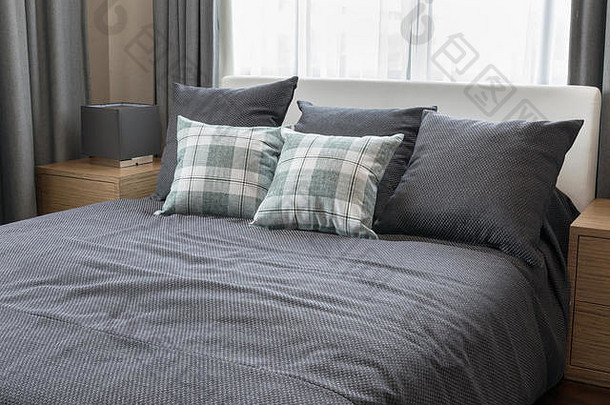 卧室室内设计检查绿色枕头灰色床上装饰表格灯