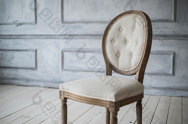 白色古董椅子站前面光墙模具木木条镶花之地板地板上
