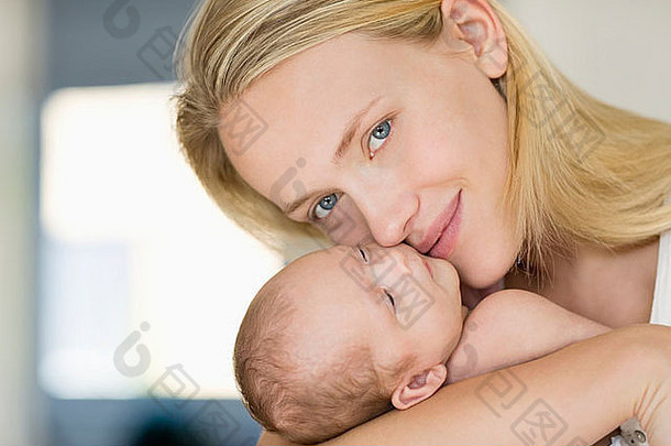 妈妈。抱着新生儿婴儿