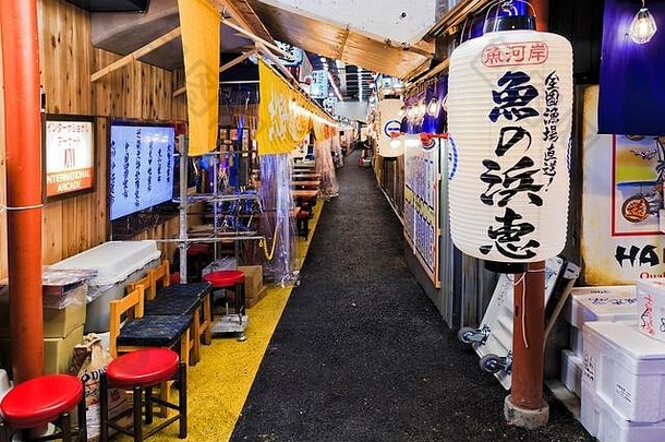 东京日本1月国际商场当地的购物街啤酒为了酒咖啡馆等待客户