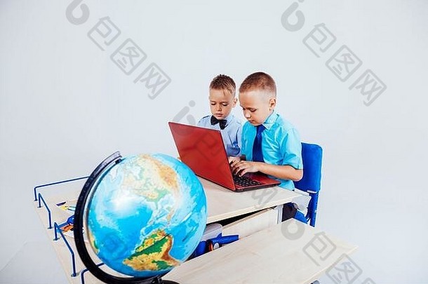 男孩坐电脑<strong>培训学校</strong>