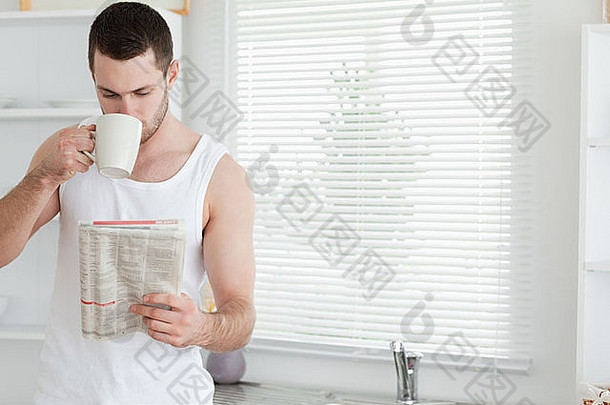 男人。喝茶阅读新闻