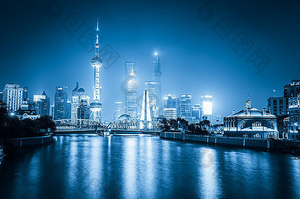 晚上视图<strong>上海</strong>蓝色的语气