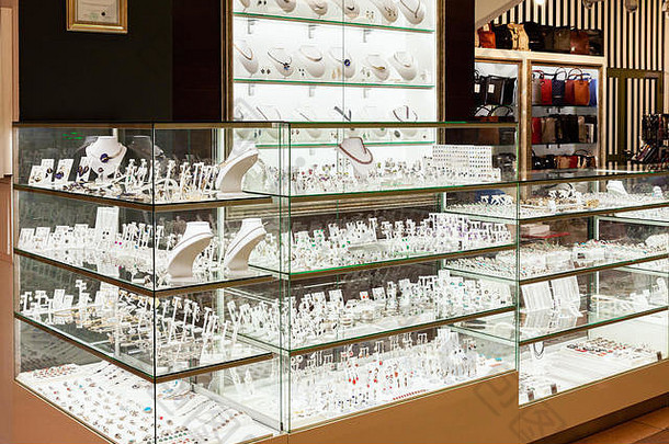 闪亮的珠宝商店玻璃显示购物购物中心