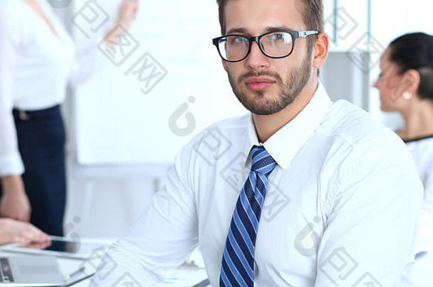 业务人会议办公室焦点快乐的微笑有胡子的男人。穿眼镜会议<strong>企业培训</strong>头脑风暴人集团成功谈判概念