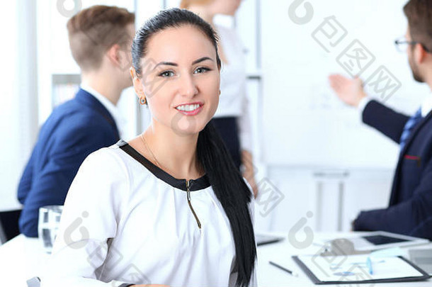 业务人集团会议办公室焦点美丽的快乐的微笑女商人会议<strong>企业培训</strong>头脑风暴团队成功谈判概念