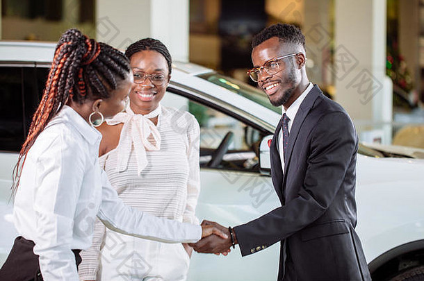 客户购买车辆车经销商女人男人。握手