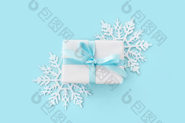 白色礼物盒子装饰雪花光蓝色的背景一年圣诞节冬天概念平躺前视图