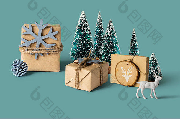 圣诞节礼物包装包围小玩具松树白色驯鹿圣诞节冬天一年购物概念前面视图