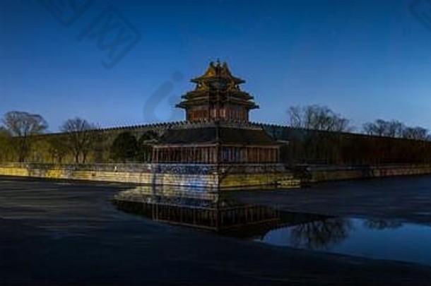 全景晚上视图西北大学塔墙被禁止的城市宫博物馆反映semi-frozen护城河北京中国