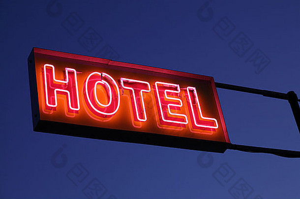 酒店标志照亮晚上