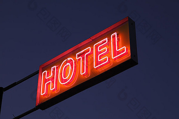 酒店标志照亮晚上