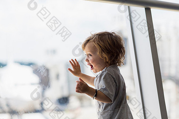 高加索人婴儿男孩机场窗口