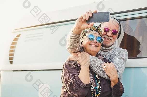年快乐的快乐成人夫妇自拍图片内切蓝色的的现代技术旅游旅游概念人爱旅行的关系永远退休幸福