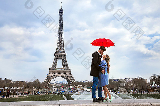 美丽的夫妇伞埃菲尔铁塔塔度蜜月巴黎浪漫的时刻