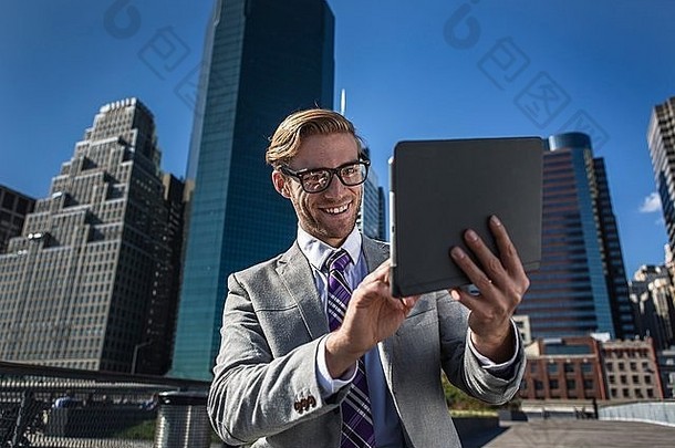年轻的商人数字平板电脑触屏前面办公室纽约美国