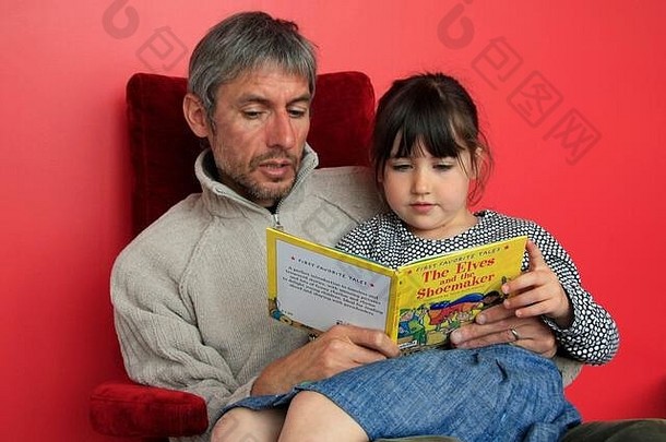 父亲阅读书女儿