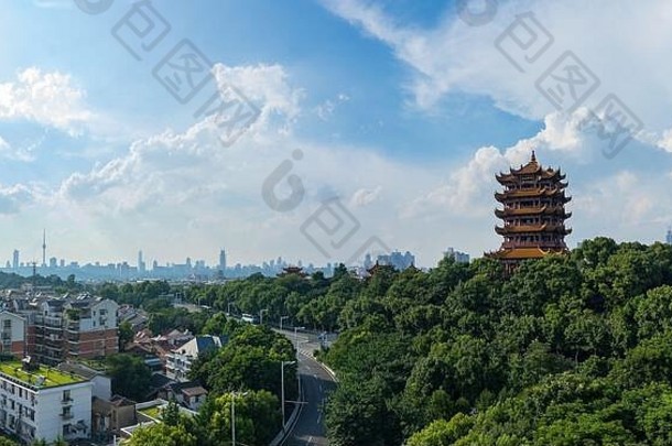 黄色的起重机塔位于蛇山武汉著名的塔南长江河中国