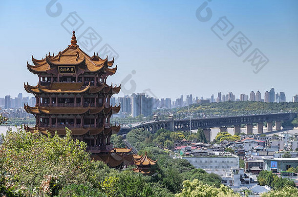 武汉中国9月全景视图黄色的起重机塔桥yantsze河这是限期桥