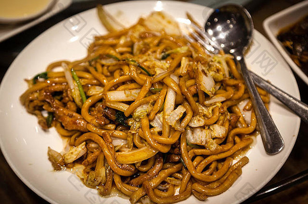 上海炸面条周润发我的受欢迎的中国人菜炒猪肉纳帕卷心菜洋葱菜主食上海厨房