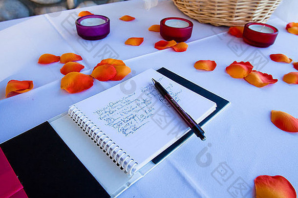 婚礼客人书签名表格花花瓣奉献的蜡烛