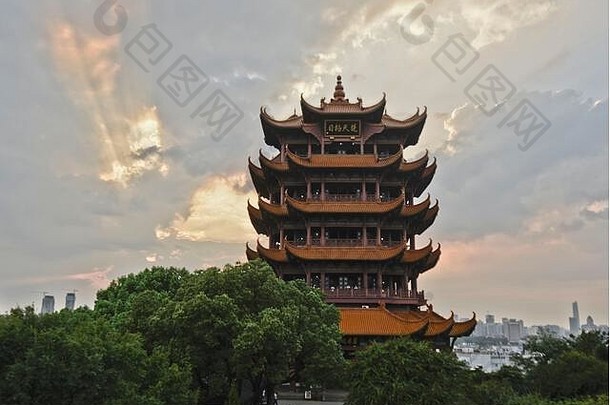 多云的日落黄色的起重机塔武汉中国
