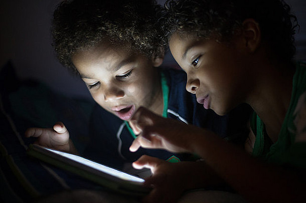 混合比赛兄弟玩游戏学习iPad类型设备光照明脸黑暗