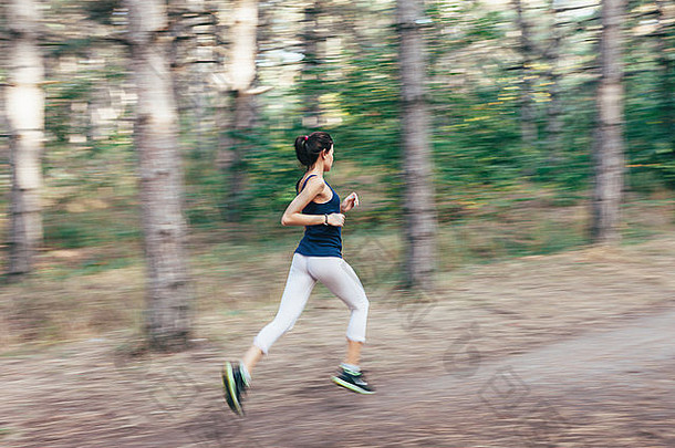 年轻的女人运行农村路日落秋天森林生活方式体育背景
