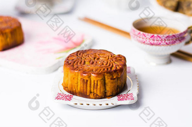 传统的中国人月饼茶孤立的白色背景