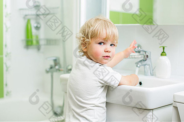 孩子洗手浴室