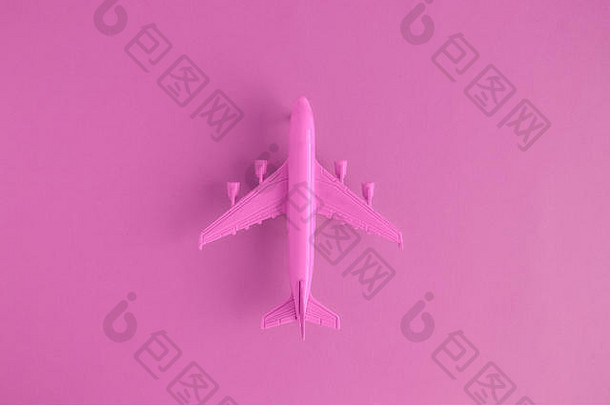 平躺微型玩具飞机粉红色的背景最小的旅行旅行有创意的概念
